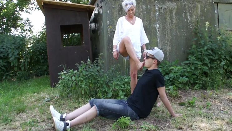 MILF Jennie hangs out at the skate park to catch that horny college cock